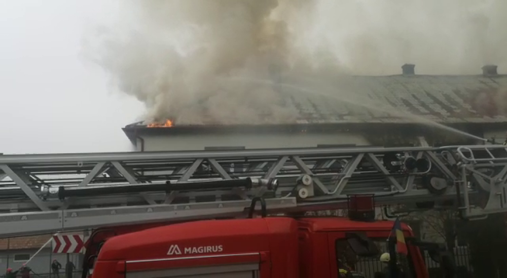 Un incendiu puternic a cuprins o școală din județul Alba. Câte persoane se aflau în instituție. FOTO - Imaginea 5