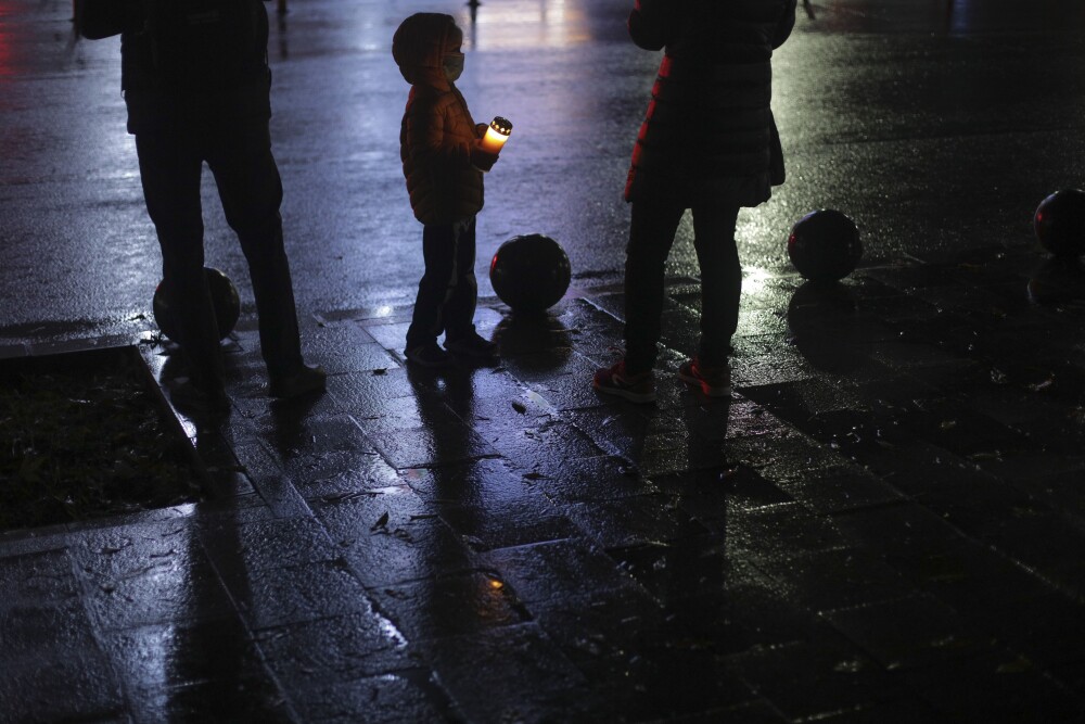 FOTO. Lanț uman organizat în București, în memoria victimelor tragediei din Clubul Colectiv - Imaginea 3