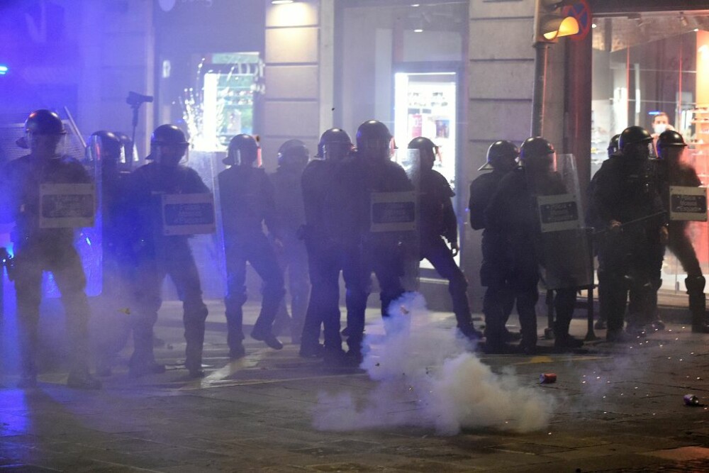 Manifestații împotriva restricțiilor la Barcelona. Ciocniri violente între protestatari şi poliţişti - Imaginea 2