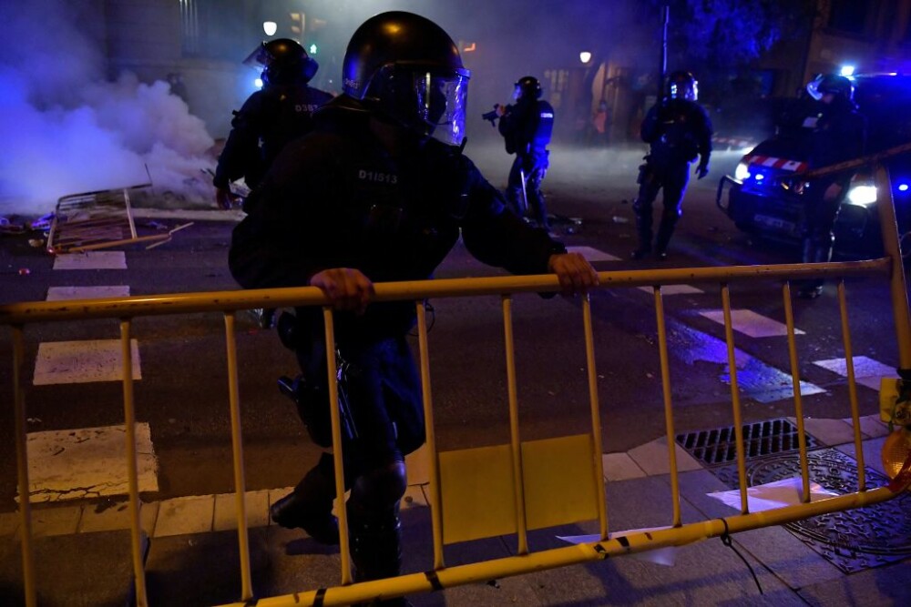 Manifestații împotriva restricțiilor la Barcelona. Ciocniri violente între protestatari şi poliţişti - Imaginea 3