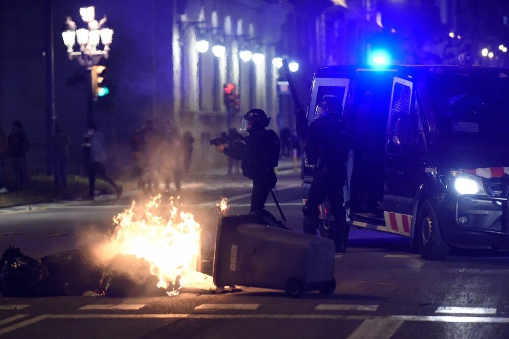 Manifestații împotriva restricțiilor la Barcelona. Ciocniri violente între protestatari şi poliţişti - Imaginea 5