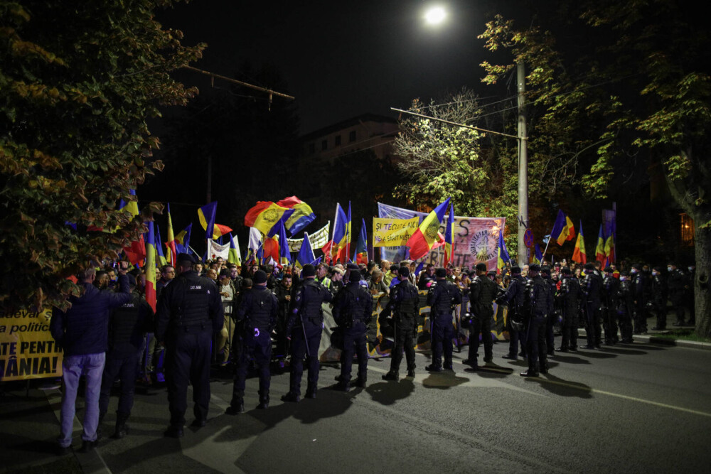 FOTO. Proteste în Capitală față de restricțiile Covid. Centrul Bucureștiului, blocat. Reacția Poliției - Imaginea 12