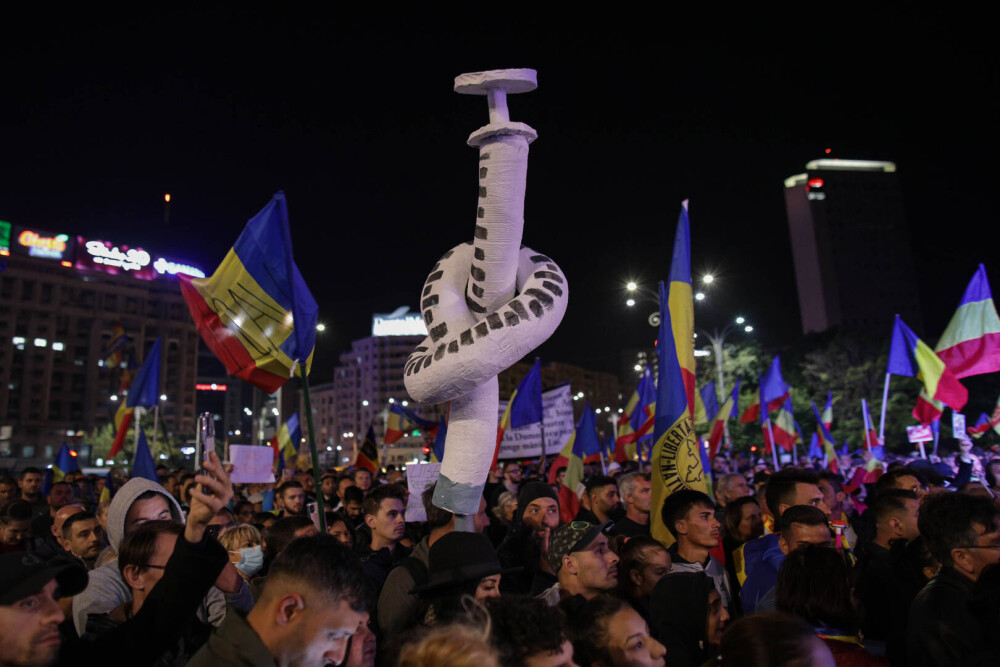 FOTO. Proteste în Capitală față de restricțiile Covid. Centrul Bucureștiului, blocat. Reacția Poliției - Imaginea 8