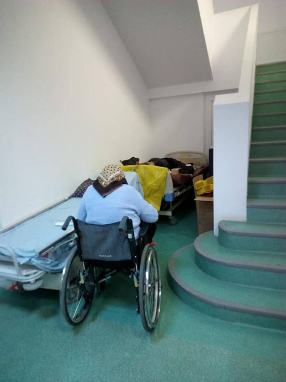 Imagini tulburătoare cu paturile de pe hol de la Marius Nasta. Adevărata problemă este asigurarea oxigenului |GALERIE FOTO - Imaginea 4