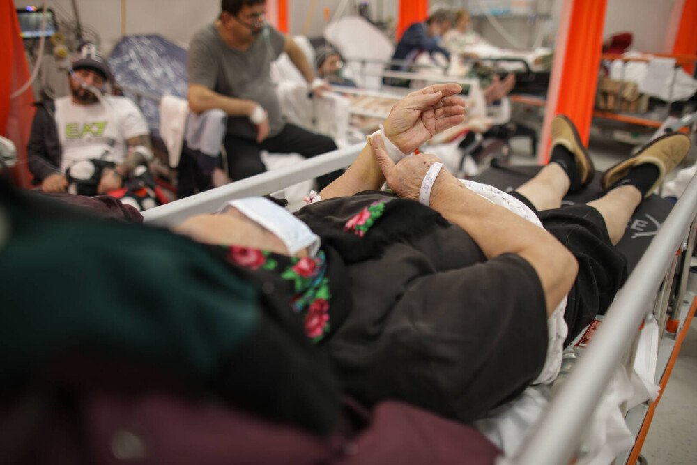 GALERIE FOTO. Unitatea de primiri urgențe de la „Bagdasar Arseni”, sufocată de pacienți infectați cu SARS-Cov-2 - Imaginea 4