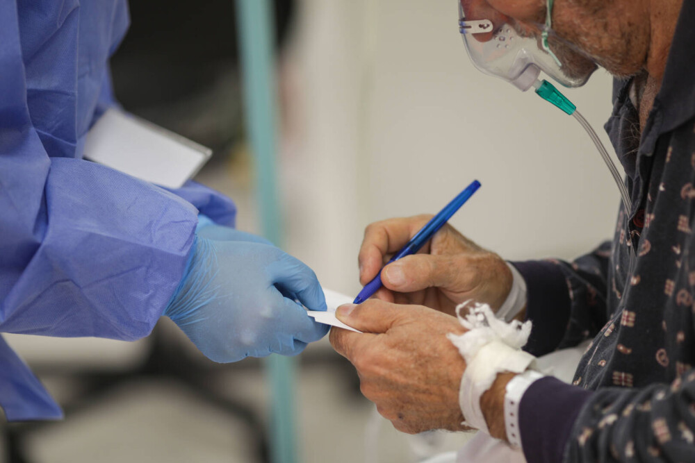 GALERIE FOTO. Unitatea de primiri urgențe de la „Bagdasar Arseni”, sufocată de pacienți infectați cu SARS-Cov-2 - Imaginea 6