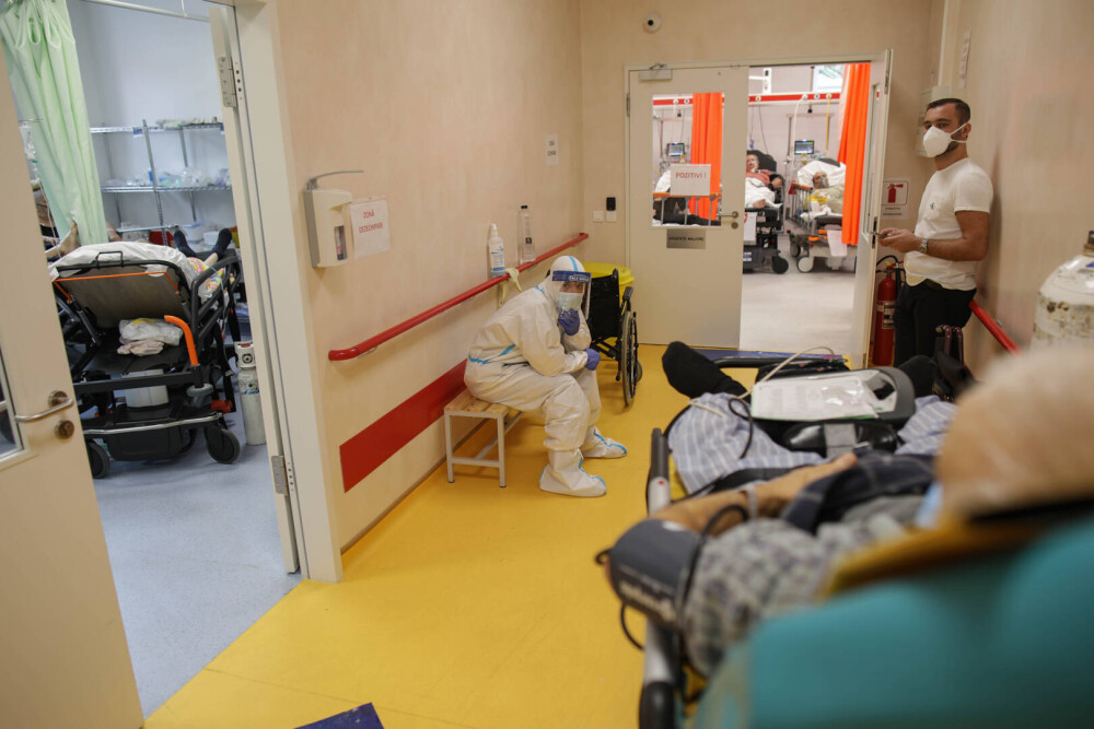 GALERIE FOTO. Unitatea de primiri urgențe de la „Bagdasar Arseni”, sufocată de pacienți infectați cu SARS-Cov-2 - Imaginea 8