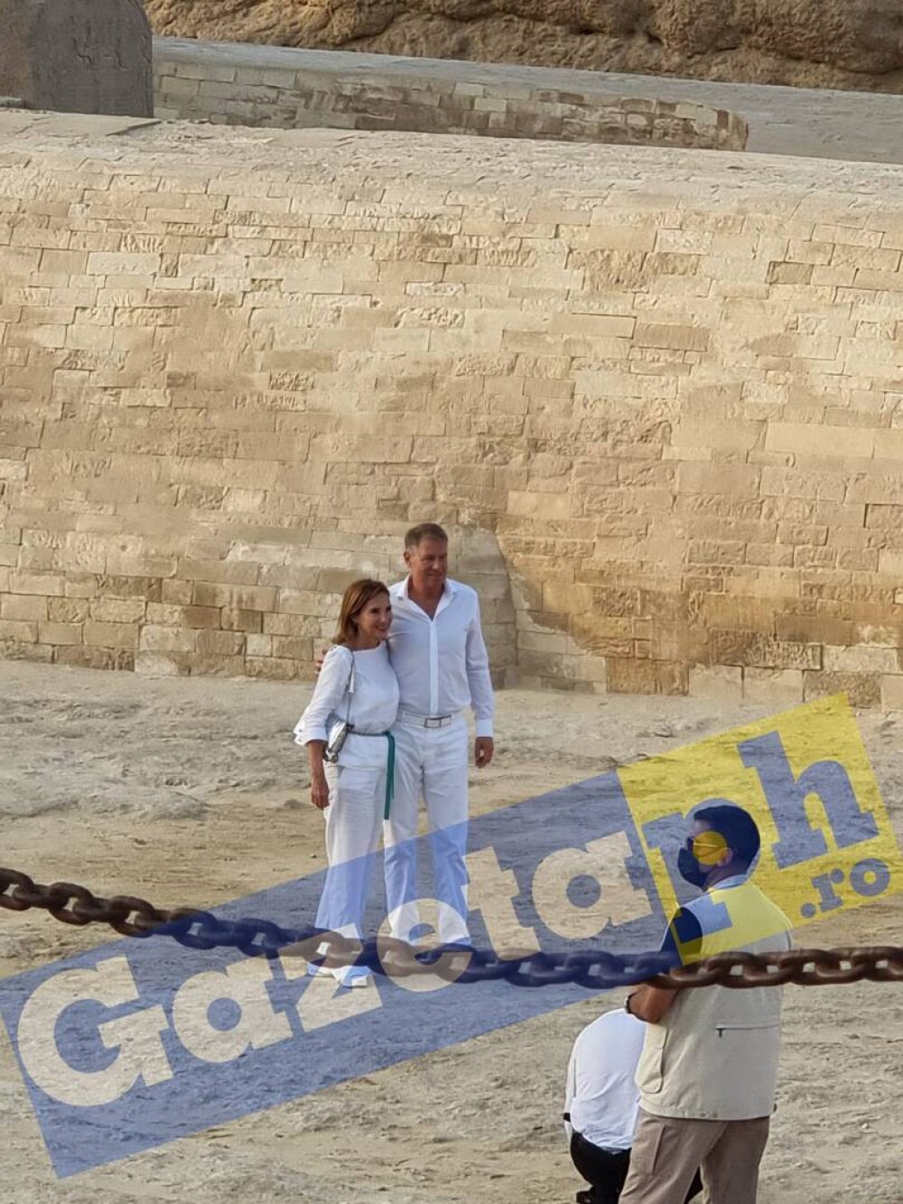 Klaus Iohannis și soția sa, în vizită la piramide în Egipt. FOTO - Imaginea 1