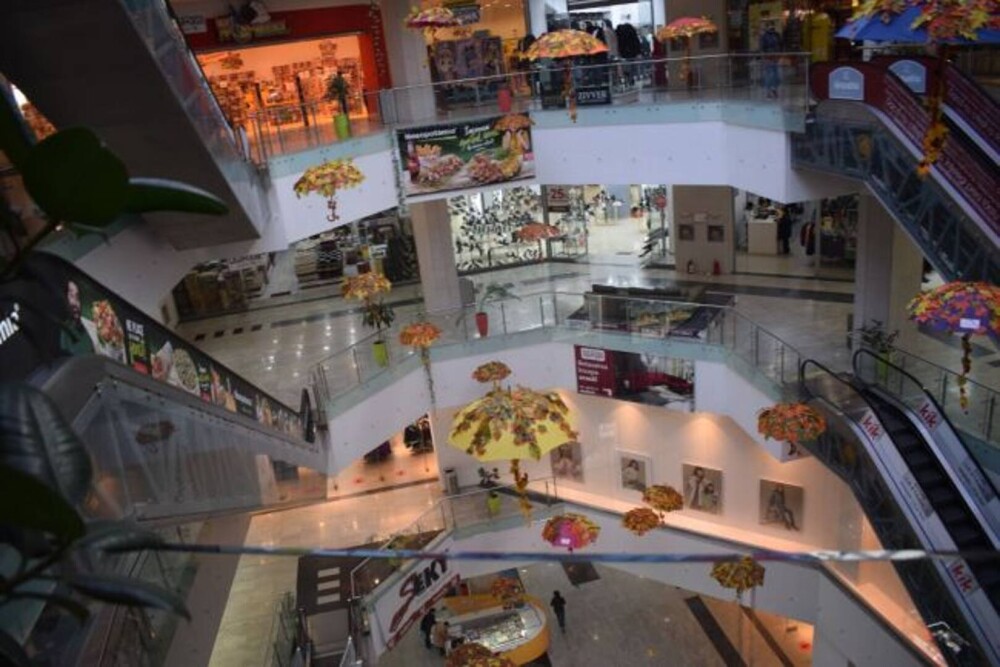 Mall-ul din Botoșani, pustiu după introducerea certificatului verde. FOTO - Imaginea 1