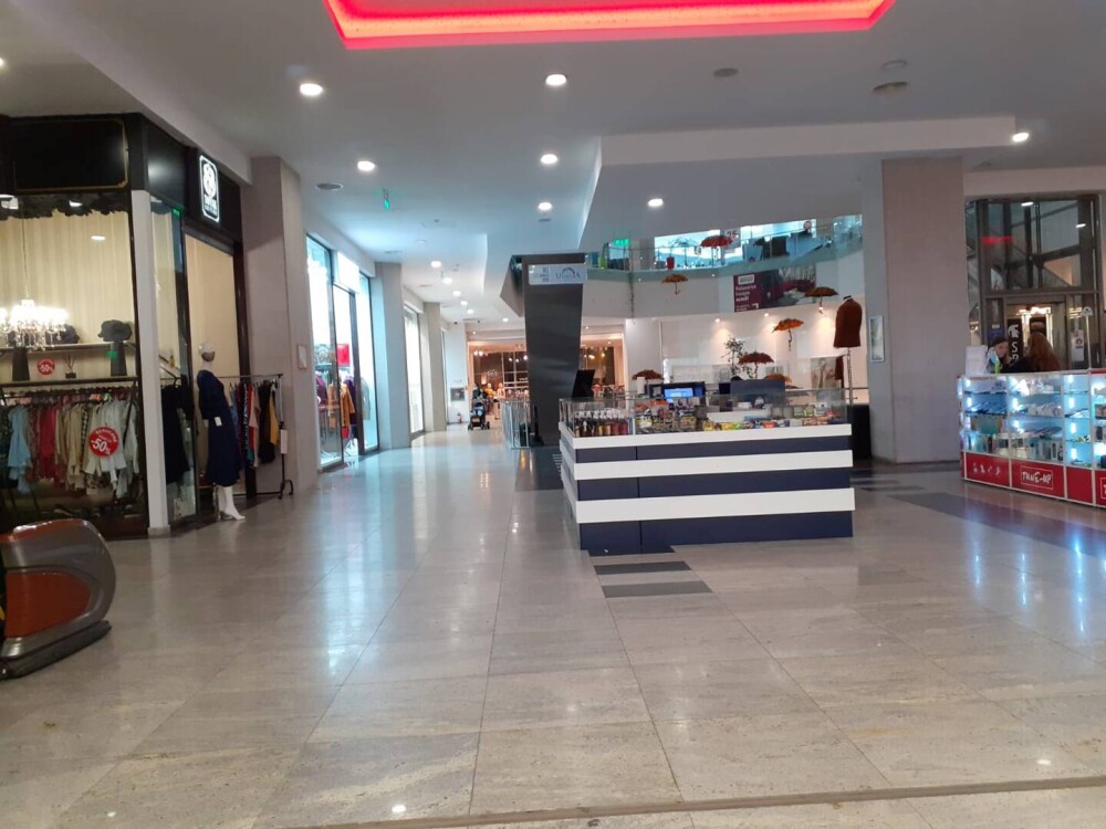 Mall-ul din Botoșani, pustiu după introducerea certificatului verde. FOTO - Imaginea 3