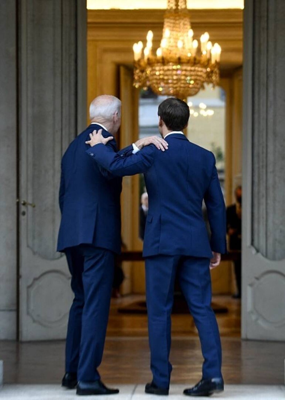 Summit cu surprize la Roma. Joe Biden, îmbrățișări și zâmbete cu Emmanuel Macron, după scandalul submarinelor - Imaginea 2