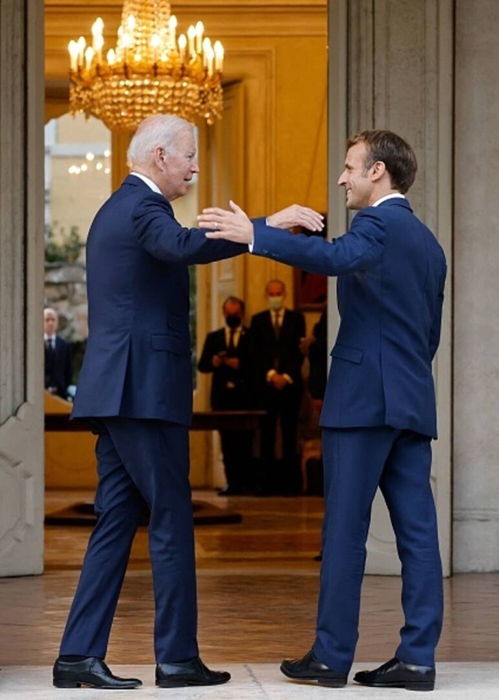 Summit cu surprize la Roma. Joe Biden, îmbrățișări și zâmbete cu Emmanuel Macron, după scandalul submarinelor - Imaginea 6