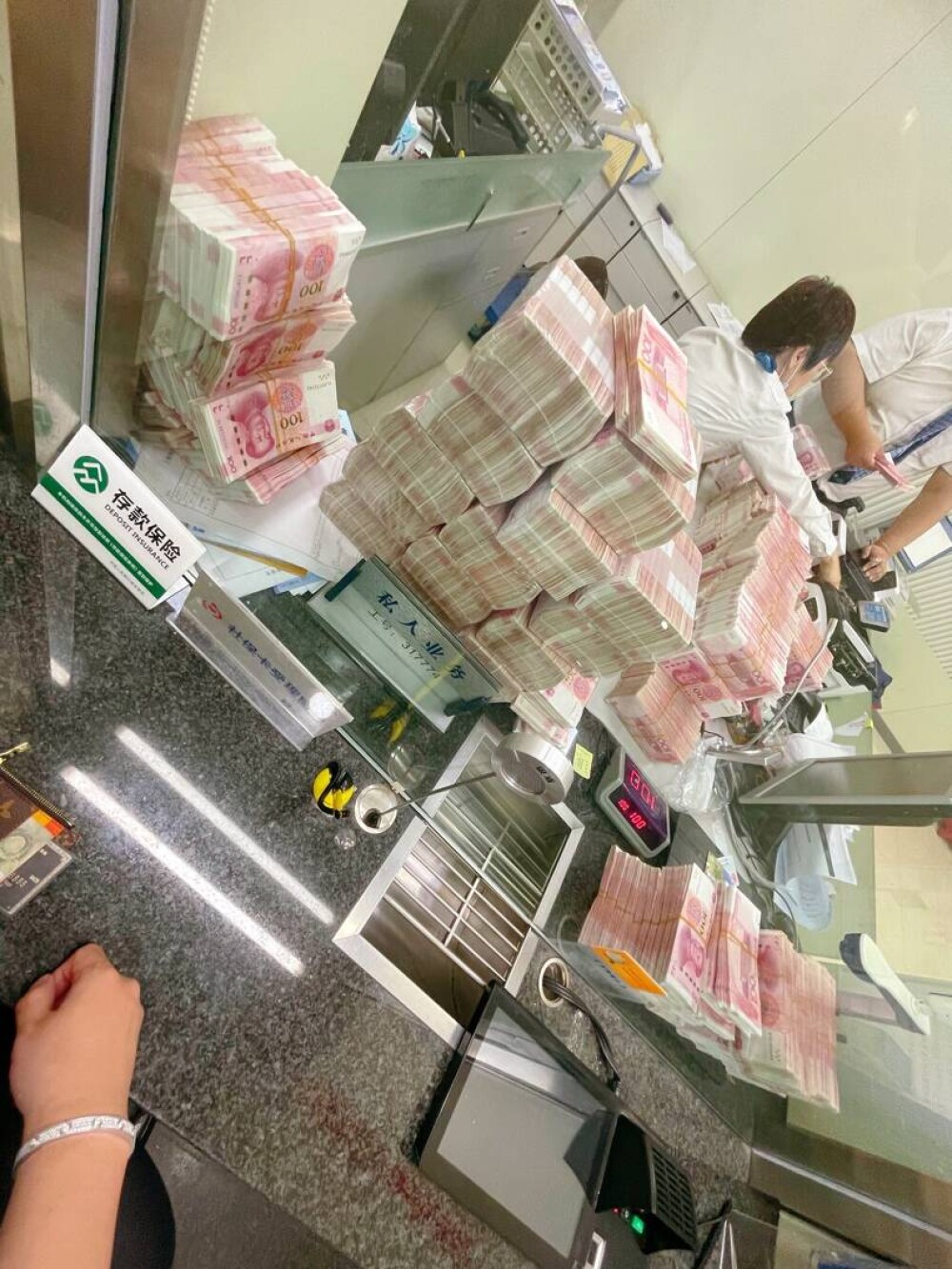FOTO. Un milionar chinez și-a retras economiile de la bancă după ce s-a certat cu angajații pentru că nu avea mască - Imaginea 2
