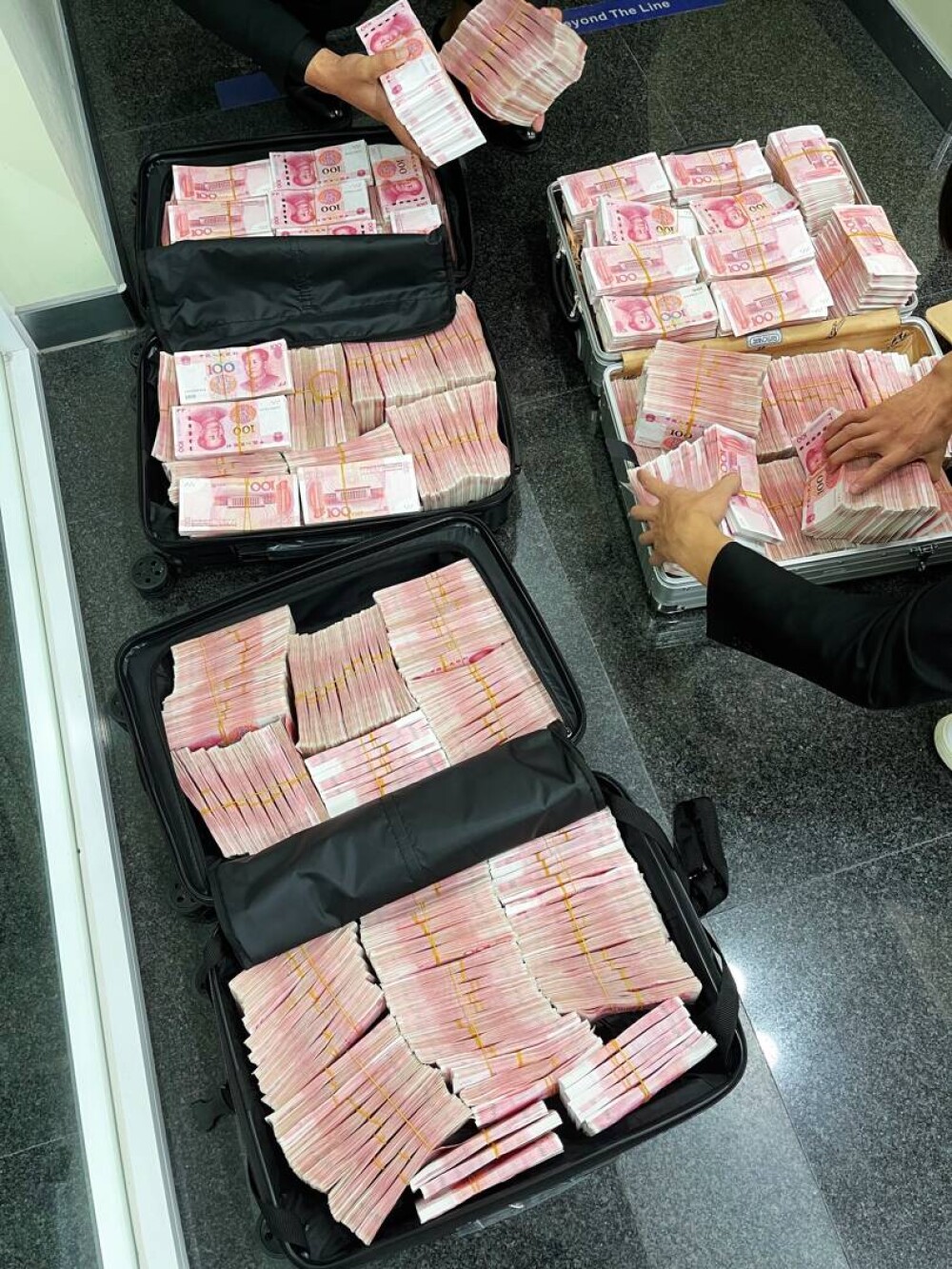 FOTO. Un milionar chinez și-a retras economiile de la bancă după ce s-a certat cu angajații pentru că nu avea mască - Imaginea 4