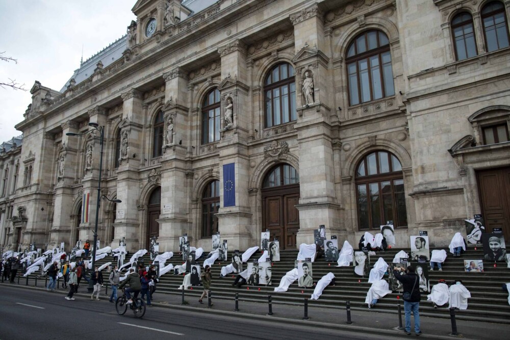 Protest față de tergiversarea cazului Colectiv: Oameni acoperiţi cu bucăţi de pânză albă. GALERIE FOTO și VIDEO - Imaginea 5
