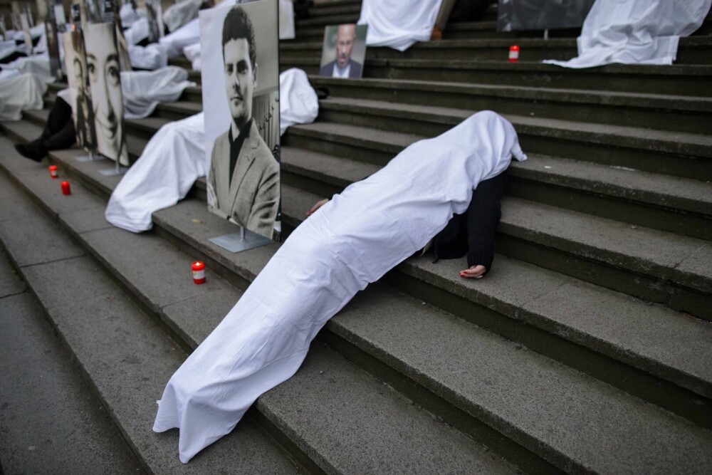 Protest față de tergiversarea cazului Colectiv: Oameni acoperiţi cu bucăţi de pânză albă. GALERIE FOTO și VIDEO - Imaginea 3