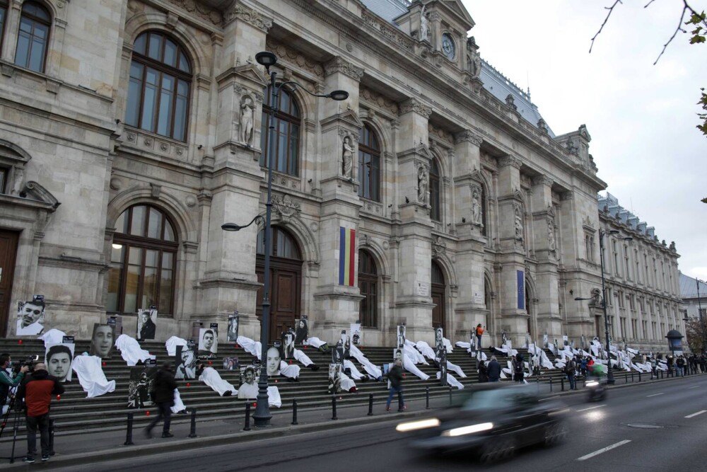 Protest față de tergiversarea cazului Colectiv: Oameni acoperiţi cu bucăţi de pânză albă. GALERIE FOTO și VIDEO - Imaginea 1