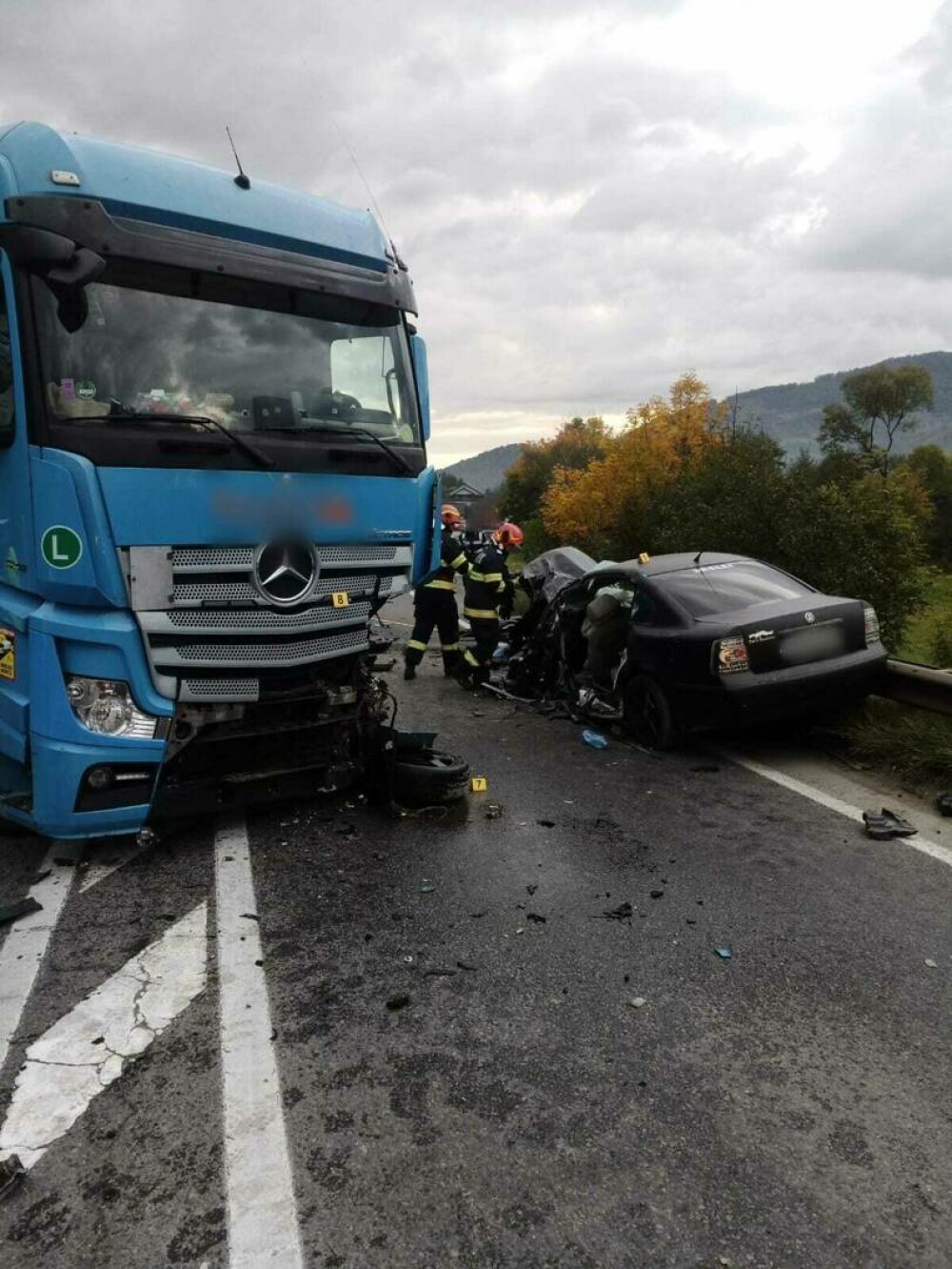 Accident între un TIR și o mașină, în Câmpulung Moldovenesc. Unul dintre șoferi a murit FOTO - Imaginea 5