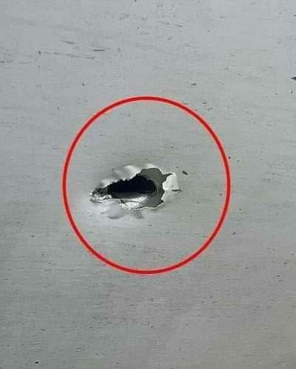 Pasagerul unui avion aflat în aer a fost împușcat de un glonț tras de la sol. Cum a fost posibil. GALERIE FOTO - Imaginea 2