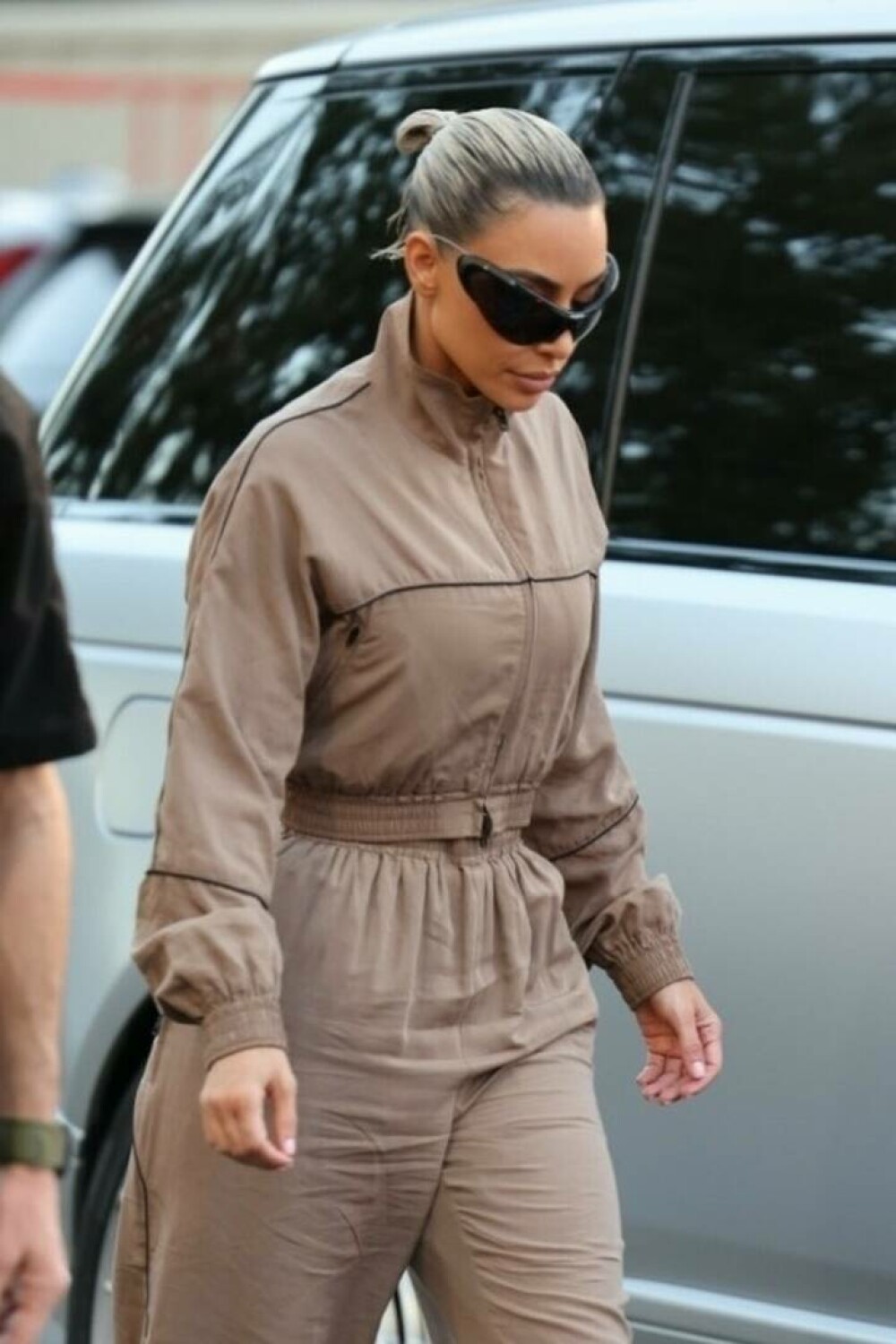 Kim Kardashian, transformare incredibilă într-un nou pictorial. Bruneta a optat pentru o tunsoare pixie și ochelari | FOTO - Imaginea 37
