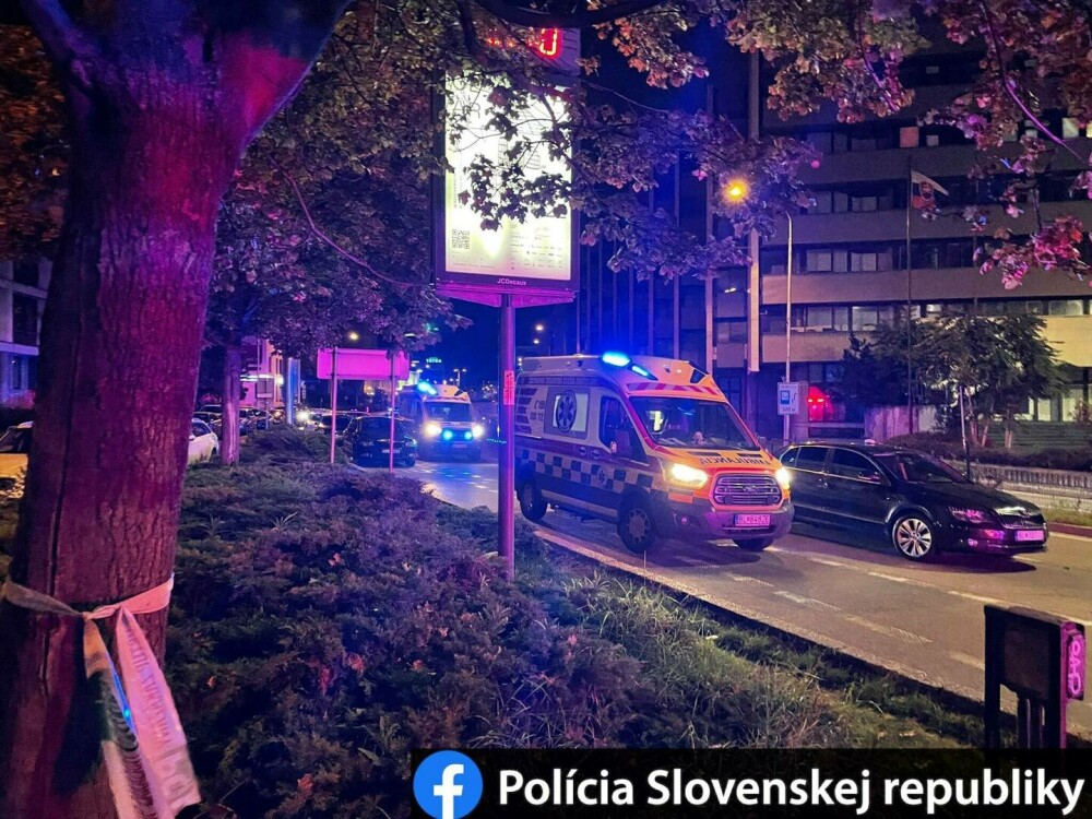 Mai mulți oameni au murit după ce o mașină a intrat într-o stație de autobuz, în Bratislava - Imaginea 3