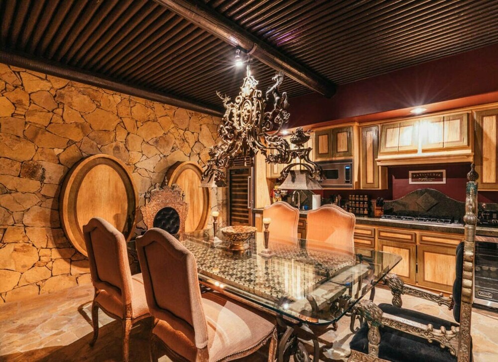 Cum arată casa extravagantă a lui Tommy Lee tocmai scoasă la vânzare. Costă 4,5 milioane de dolari. GALERIE FOTO - Imaginea 14