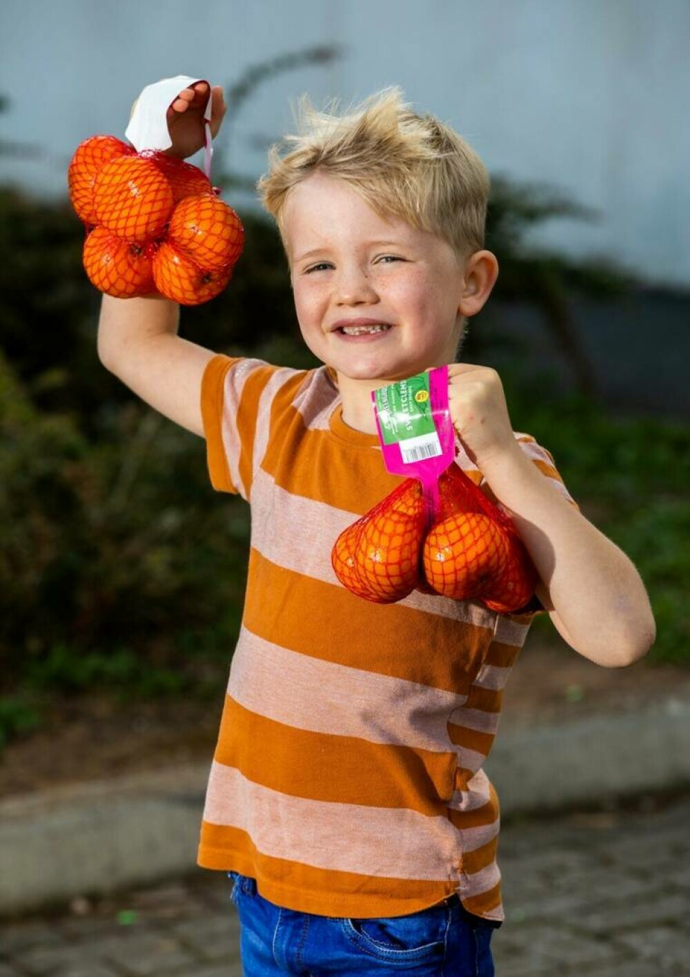 „Fiul meu a devenit galben, după ce a mâncat prea multe portocale”. Cum arată copilul. GALERIE FOTO - Imaginea 11