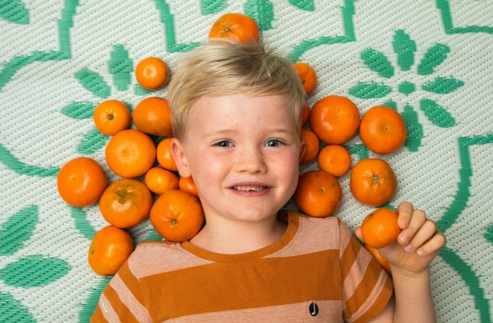 „Fiul meu a devenit galben, după ce a mâncat prea multe portocale”. Cum arată copilul. GALERIE FOTO - Imaginea 8