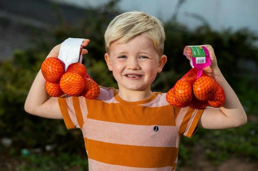 „Fiul meu a devenit galben, după ce a mâncat prea multe portocale”. Cum arată copilul. GALERIE FOTO - Imaginea 4