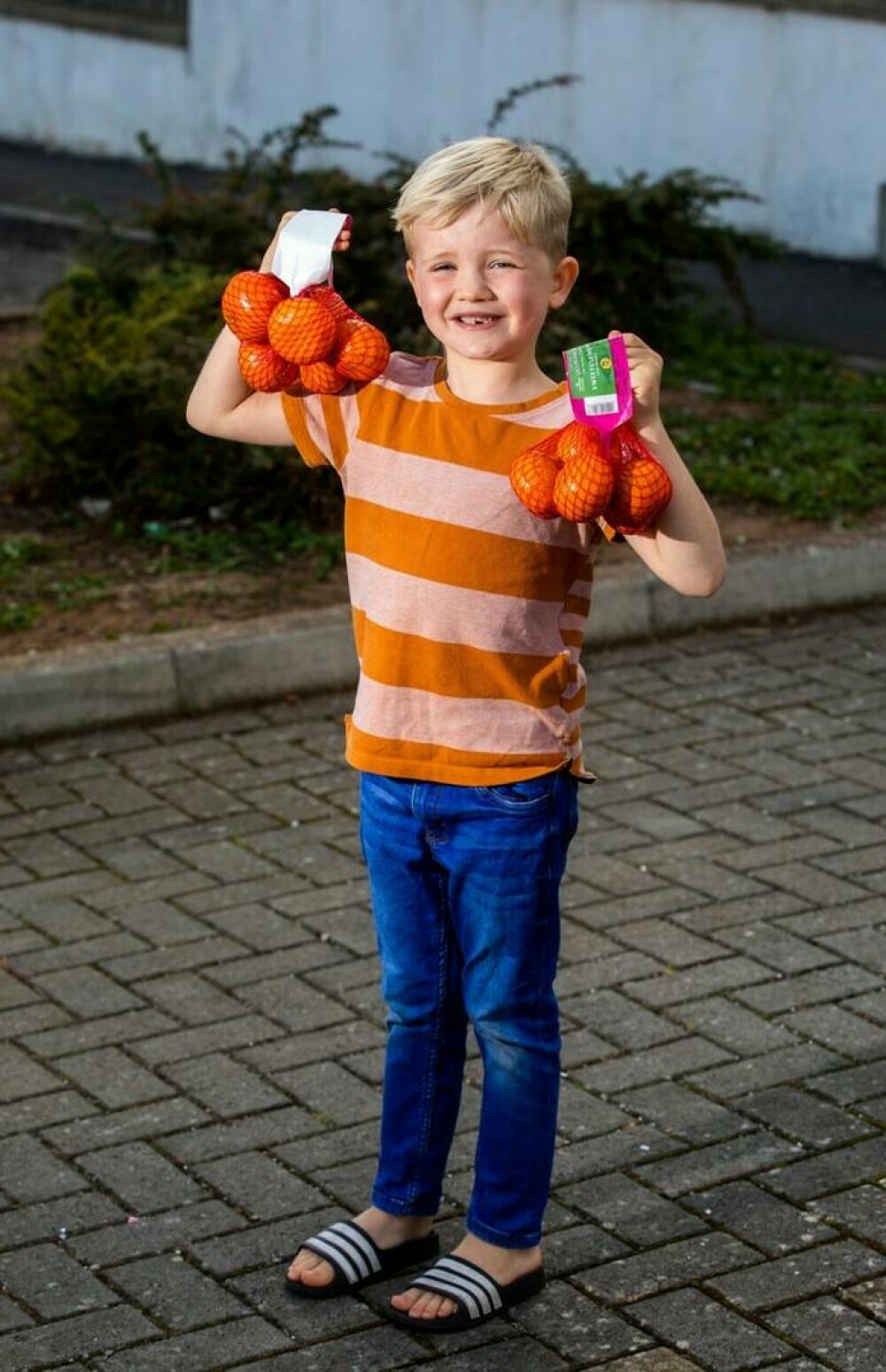 „Fiul meu a devenit galben, după ce a mâncat prea multe portocale”. Cum arată copilul. GALERIE FOTO - Imaginea 2