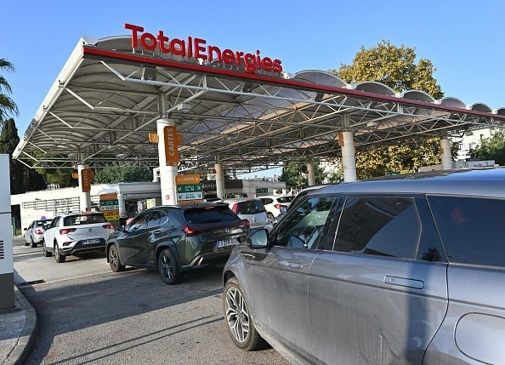 Cozi lungi la benzinăriile din Franţa. Grevele de la rafinării au lăsat stațiile fără carburant. GALERIE FOTO - Imaginea 2