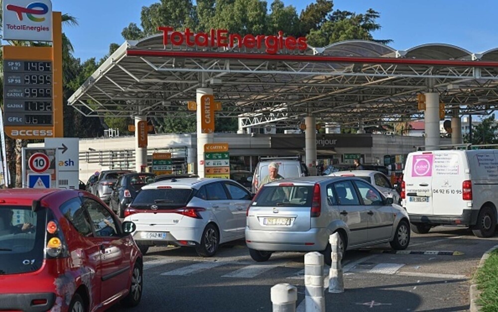 Cozi lungi la benzinăriile din Franţa. Grevele de la rafinării au lăsat stațiile fără carburant. GALERIE FOTO - Imaginea 8