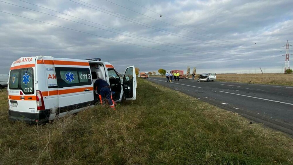 O ambulanță și o mașină, implicate într-un accident în Buzău. Șase persoane, între care o asistentă, au fost rănite | FOTO - Imaginea 4