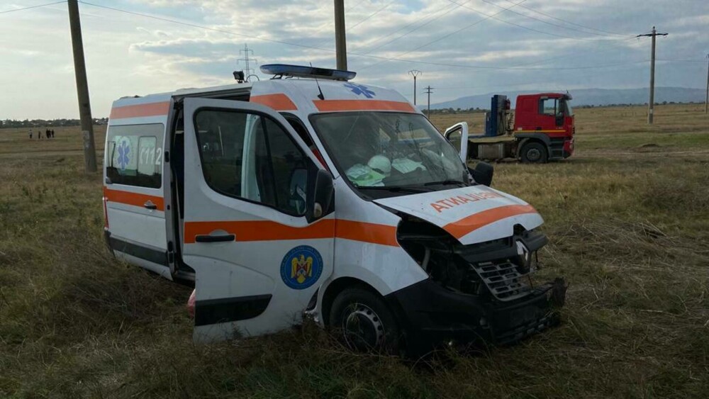 O ambulanță și o mașină, implicate într-un accident în Buzău. Șase persoane, între care o asistentă, au fost rănite | FOTO - Imaginea 3