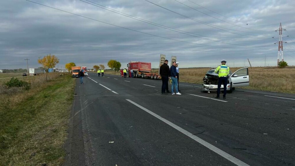 O ambulanță și o mașină, implicate într-un accident în Buzău. Șase persoane, între care o asistentă, au fost rănite | FOTO - Imaginea 1