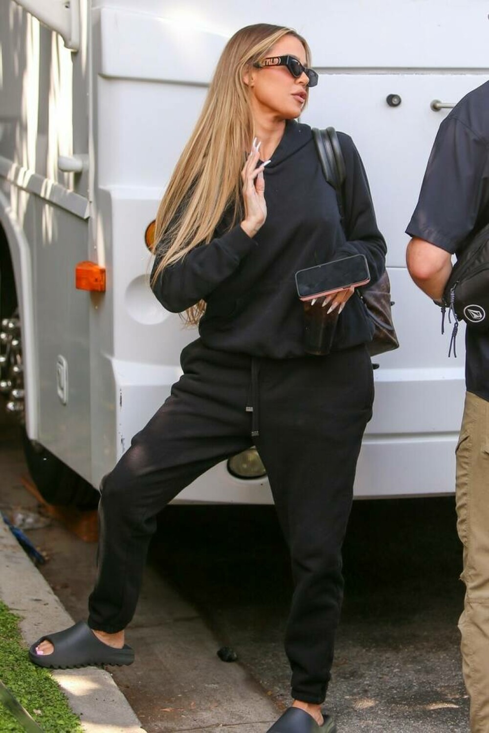 Khloe Kardashian a dezvăluit motivul neobișnuit pentru care a purtat un bandaj pe față. GALERIE FOTO - Imaginea 11