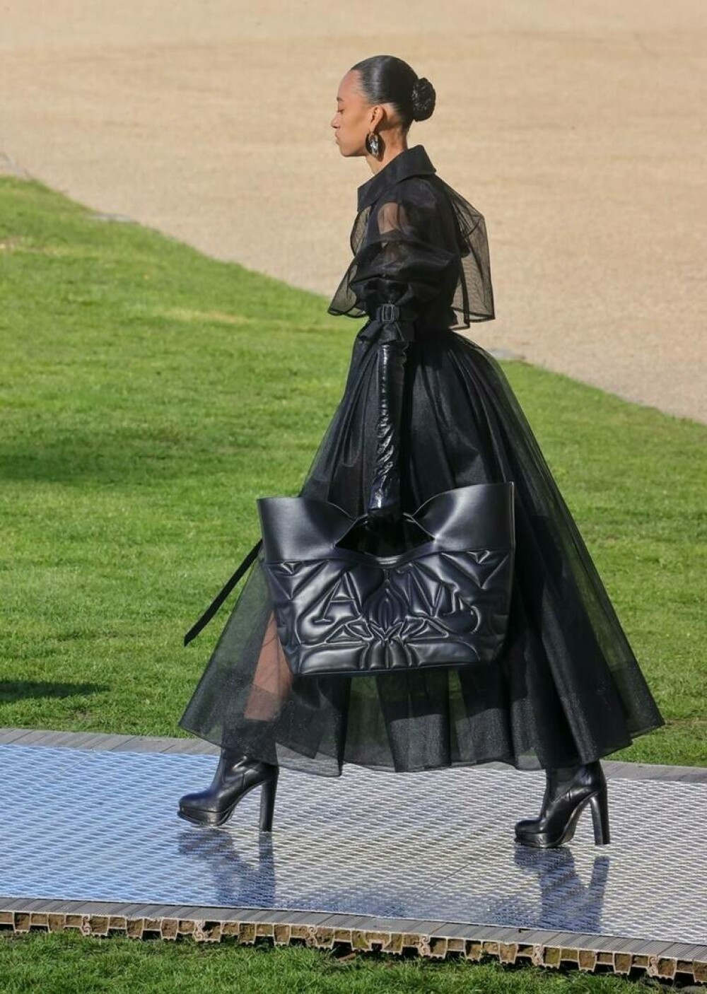 Naomi Campbell, ținută îndrăzneață la Fashion Week Londra. Apariție spectaculoasă la 52 de ani | GALERIE FOTO - Imaginea 13