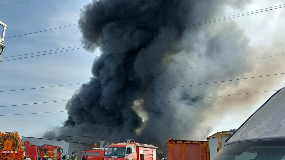 Incendiu puternic la un depozit din Voluntari. Explozii succesive din interiorul clădirii. A fost emis RO-Alert | FOTO&VIDEO - Imaginea 1