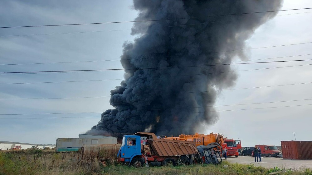 Incendiu puternic la un depozit din Voluntari. Explozii succesive din interiorul clădirii. A fost emis RO-Alert | FOTO&VIDEO - Imaginea 2