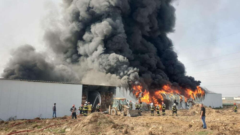 Incendiu puternic la un depozit din Voluntari. Explozii succesive din interiorul clădirii. A fost emis RO-Alert | FOTO&VIDEO - Imaginea 4
