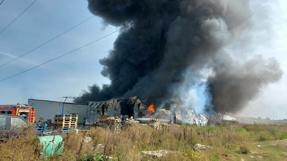 Incendiu puternic la un depozit din Voluntari. Explozii succesive din interiorul clădirii. A fost emis RO-Alert | FOTO&VIDEO - Imaginea 5