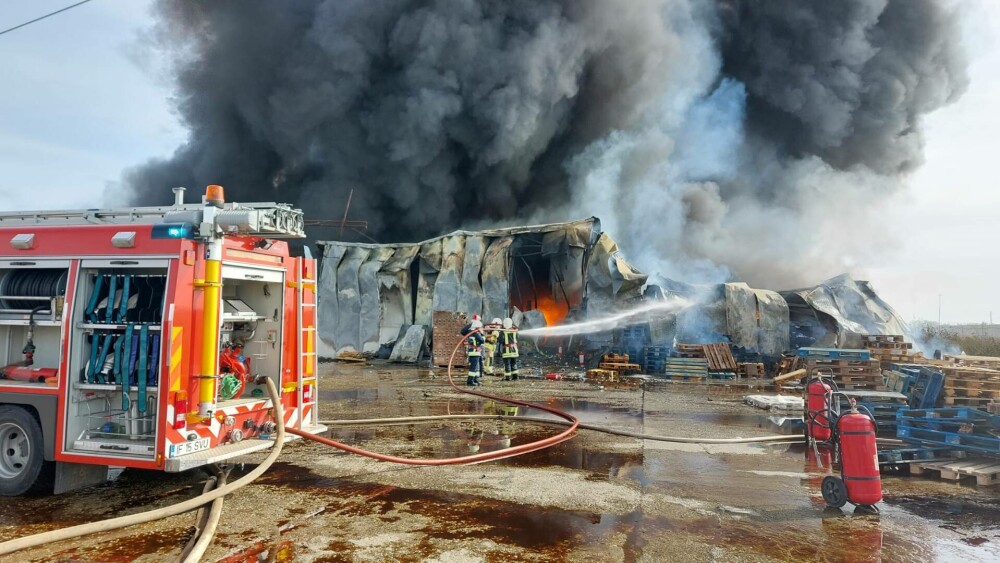 Incendiu puternic la un depozit din Voluntari. Explozii succesive din interiorul clădirii. A fost emis RO-Alert | FOTO&VIDEO - Imaginea 6
