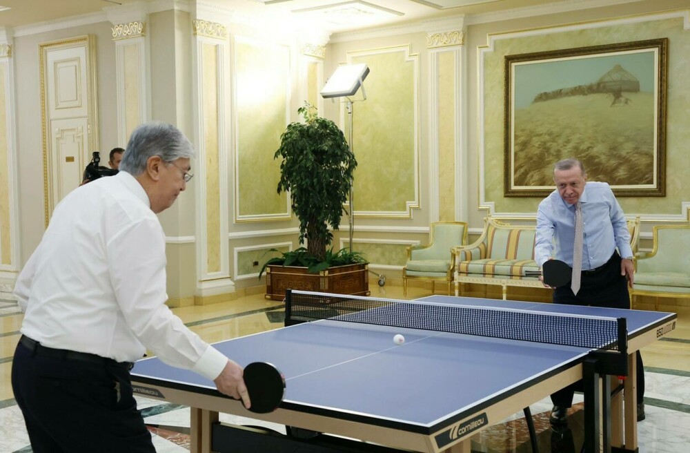 Erdogan a jucat tenis de masă cu președintele Kazahstanului, după care a întârziat la întâlnirea cu Putin. FOTO și VIDEO - Imaginea 1
