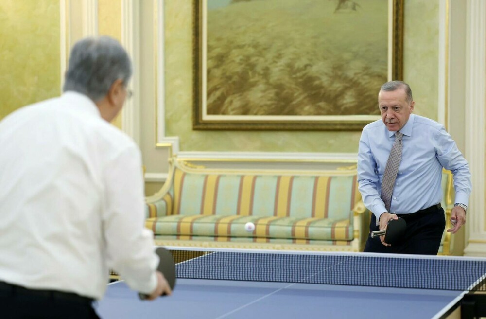 Erdogan a jucat tenis de masă cu președintele Kazahstanului, după care a întârziat la întâlnirea cu Putin. FOTO și VIDEO - Imaginea 2