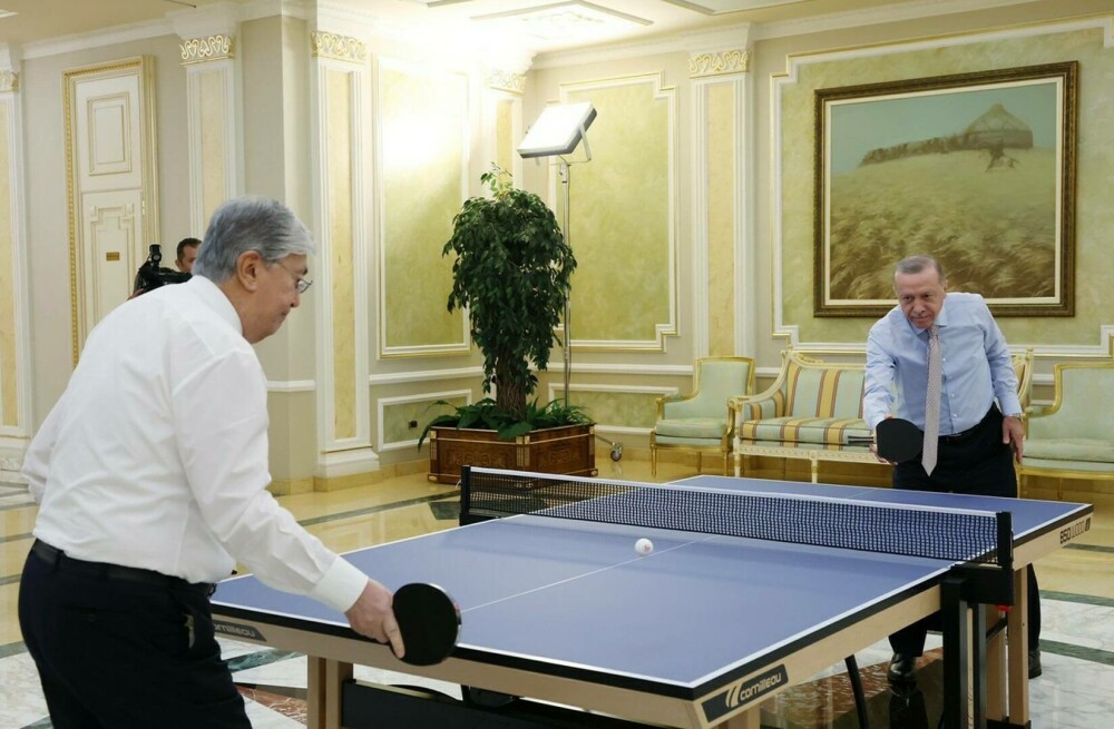 Erdogan a jucat tenis de masă cu președintele Kazahstanului, după care a întârziat la întâlnirea cu Putin. FOTO și VIDEO - Imaginea 5