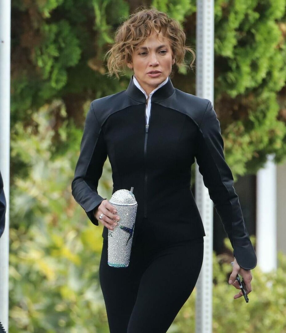 Jennifer Lopez, fără machiaj și extensii pe platourile de filmare de la Atlas. Vedeta a atras toate privirile | GALERIE FOTO - Imaginea 17