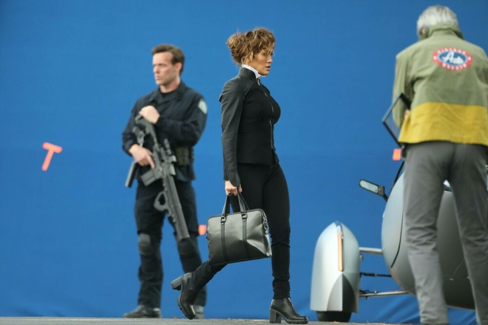 Jennifer Lopez, fără machiaj și extensii pe platourile de filmare de la Atlas. Vedeta a atras toate privirile | GALERIE FOTO - Imaginea 13