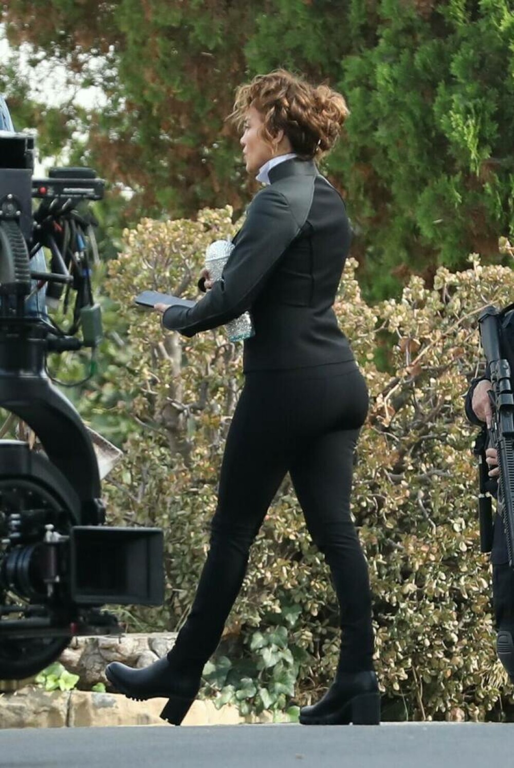 Jennifer Lopez, fără machiaj și extensii pe platourile de filmare de la Atlas. Vedeta a atras toate privirile | GALERIE FOTO - Imaginea 12