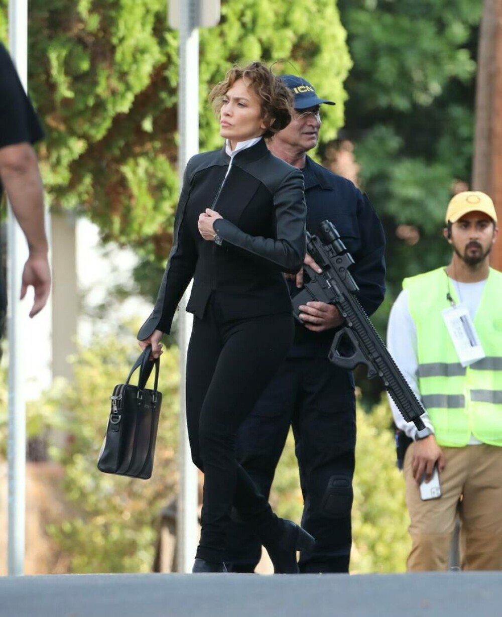 Jennifer Lopez, fără machiaj și extensii pe platourile de filmare de la Atlas. Vedeta a atras toate privirile | GALERIE FOTO - Imaginea 2