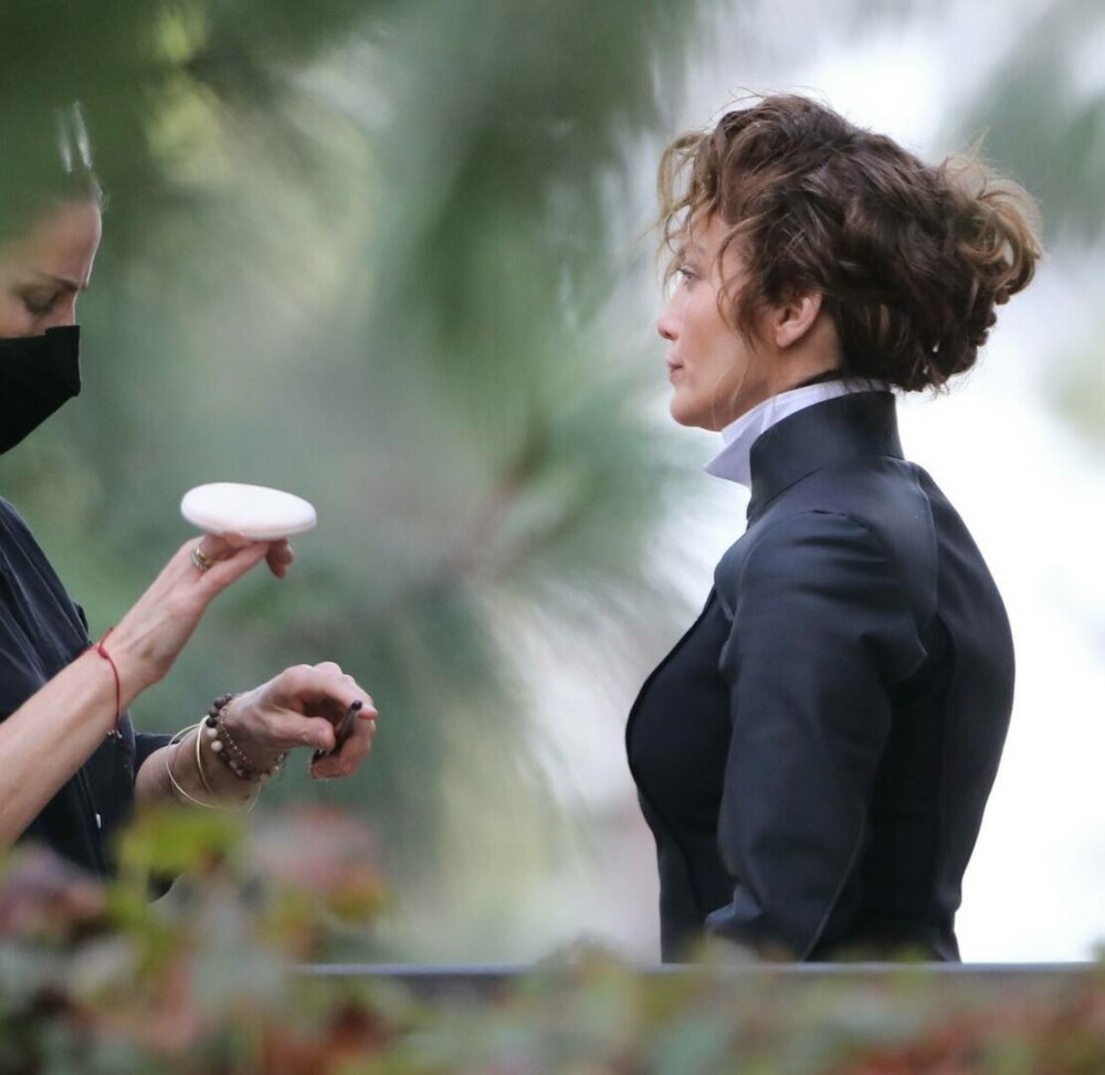 Jennifer Lopez, fără machiaj și extensii pe platourile de filmare de la Atlas. Vedeta a atras toate privirile | GALERIE FOTO - Imaginea 1